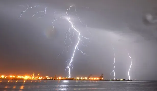 Un rayo puede eximir a las aerolíneas de pagar compensaciones, según tribunal europeo