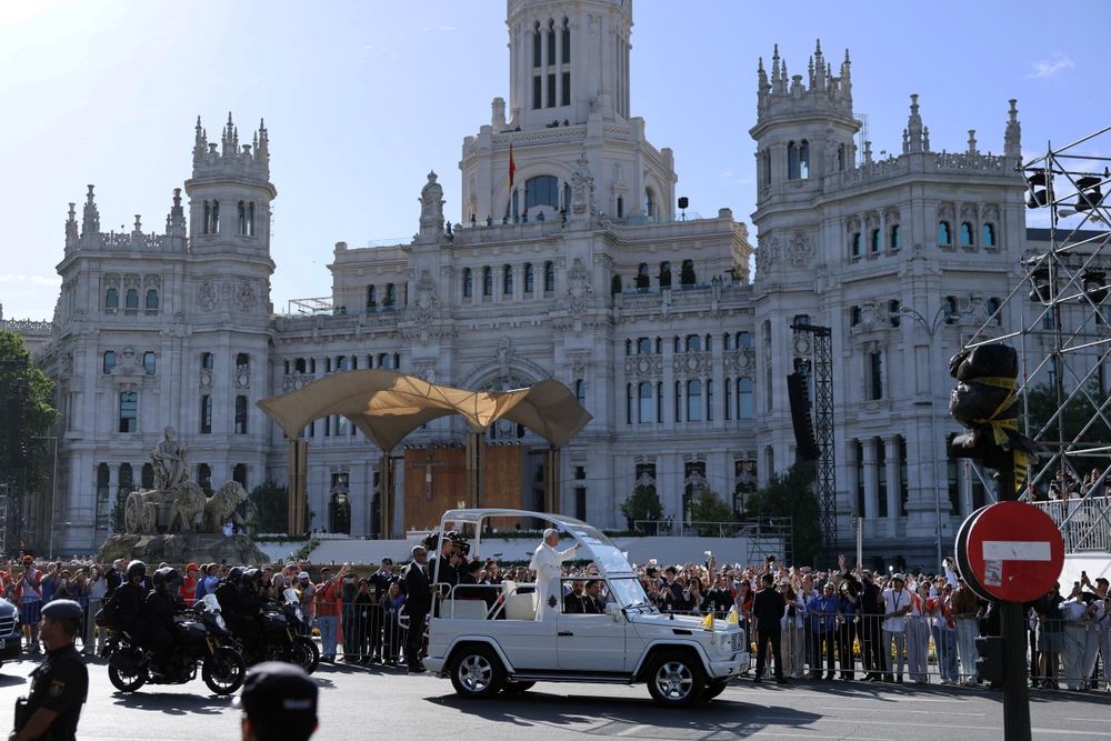 El Papa León XIV saluda desde el papamóvil a su llegada para oficiar la Santa Misa en la Plaza de Cibeles de Madrid el 7 de junio de 2026. El Papa León XIV saluda desde el papamóvil a su llegada para oficiar la Santa Misa en la Plaza de Cibeles de Madrid el 7 de junio de 2026.
