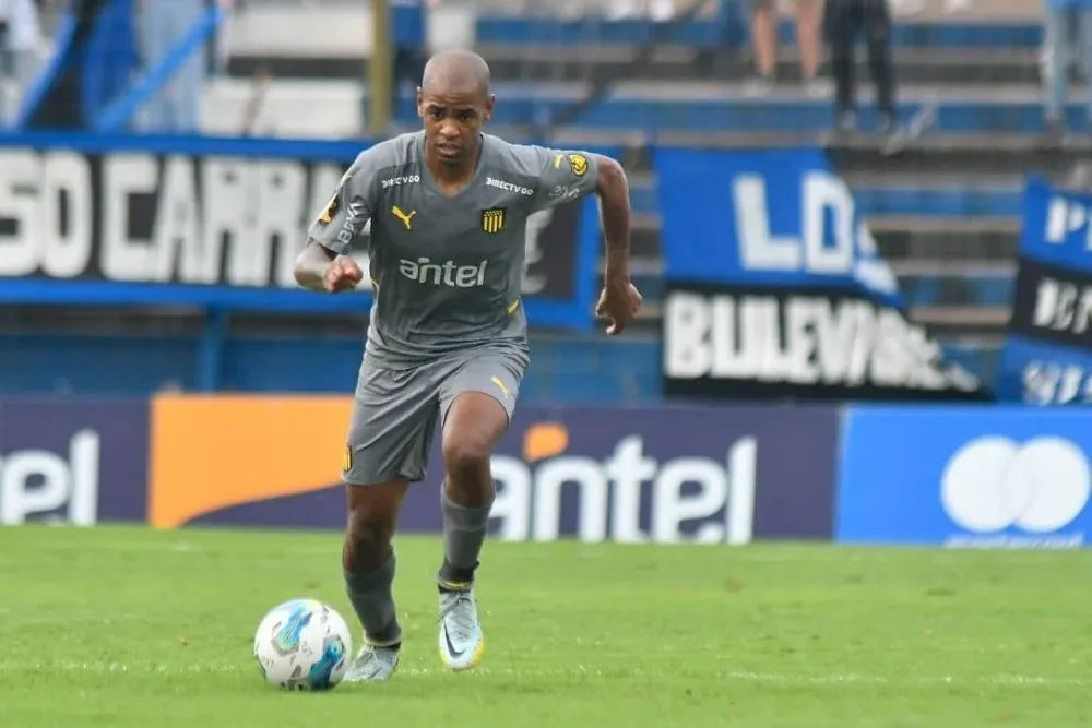 Diego Rolan con la camiseta de Peñarol, su último club