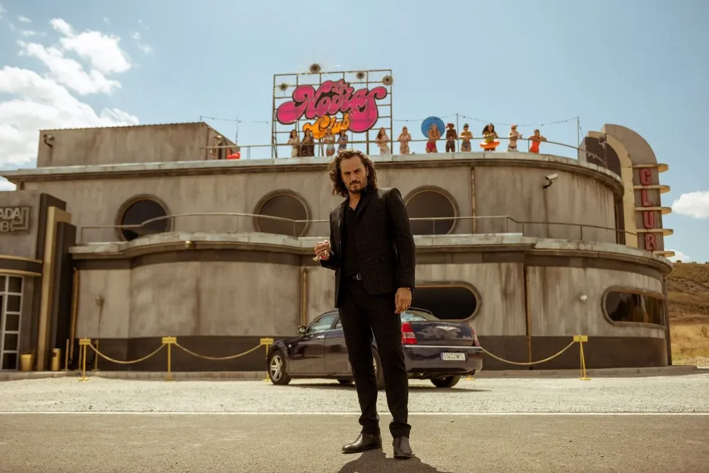 El club Las Novias se ubica en la ficción en Tenerife y Romeo es el proxeneta