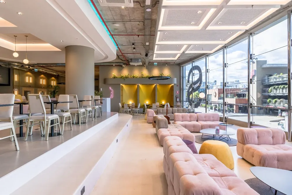 Entre las acciones de eficiencia energética implementadas se destaca la iluminación 100% LED con diseños que evitan la iluminación innecesaria.