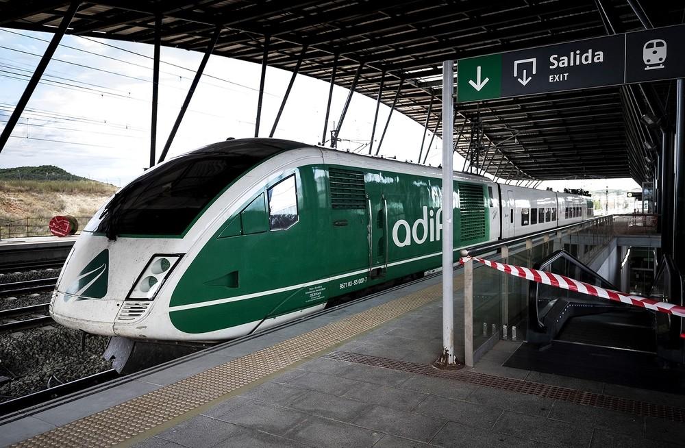 Los trenes de alta velocidad que unen Madrid y Galicia siguen paralizados.