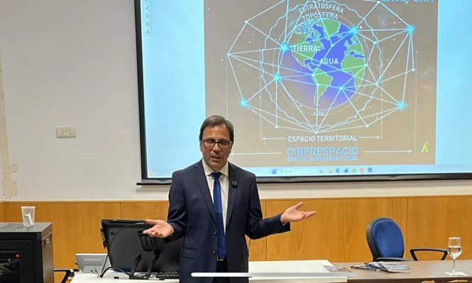 El ex alcalde y embajador argentino Darío Giuztozzi, durante la presentación de su libro en la Universidad Rey Juan Carlos de Madrid.