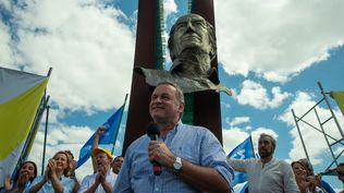 Álvaro Delgado en un acto frente a la estatua de Wilson Ferreira Aldunate