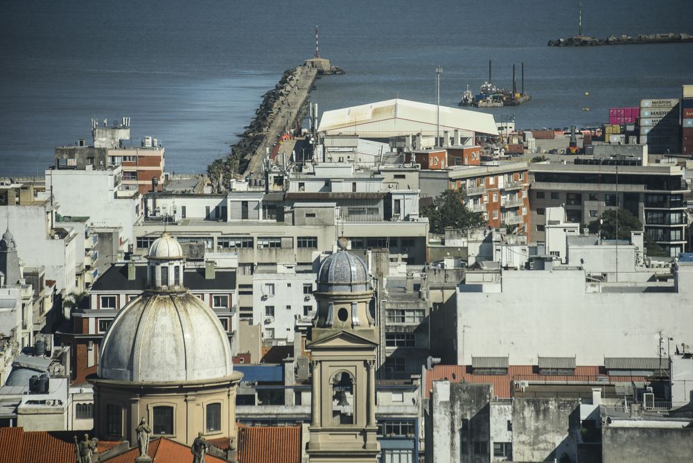 Vista aérea de la escollera Sarandí. Archivo