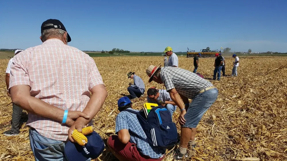 Productores, controlando el trabajo de una sembradora, en la Expoactiva.