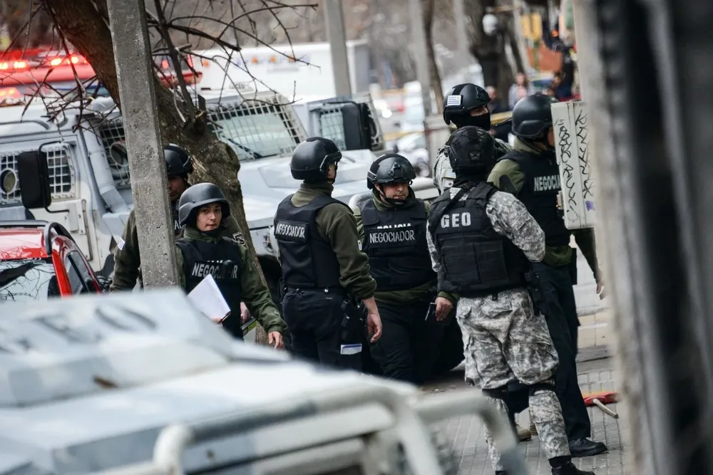La policía ingresó al local para detener al hombre, que estaba solo