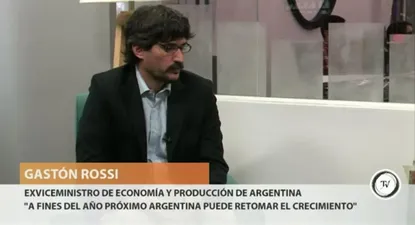 El economista Gastón Rossi, ex viceministro de Economía y Producción de Argentina y socio de Martín Lousteau, dijo que hay que ser cauto con el tema de la caída de las trabas al comercio, medida del gobierno de Mauricio Macri que fue celebrada por empresarios uruguayos.En una entrevista con Mariano López, Rossi dijo que el desmantelamiento de las Declaraciones Juradas Anticipadas de Importación fue un compromiso de Cristina Fernández ante la OMC y que el sistema ya se iba a desarmar a partir del 31 de diciembre.Si bien no será un esquema tan generalizado como el de las declaraciones, sí habrá otras herramientas de administración del comercio en 2016, afirmó Rossi. El proceso de desmantelamiento de controles a las importaciones será gradual, aseguró.Respecto al fin de las retenciones, Rossi expresó otro matiz: dijo que Uruguay se había beneficiado en los últimos años por inversores argentinos que aprovecharon un contexto favorable y vinieron a invertir acá. Eso cambiará, según su pronóstico. Mirando hacia adelante, es esperable que parte de esos recursos se vuelvan a redireccionar en Argentina, explicó.La entrevista completa, aquí.