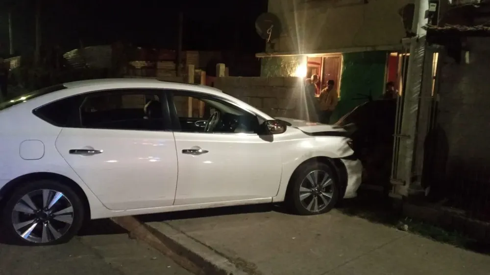 El auto robado terminó contra un muro de una casa de Malvín Norte
