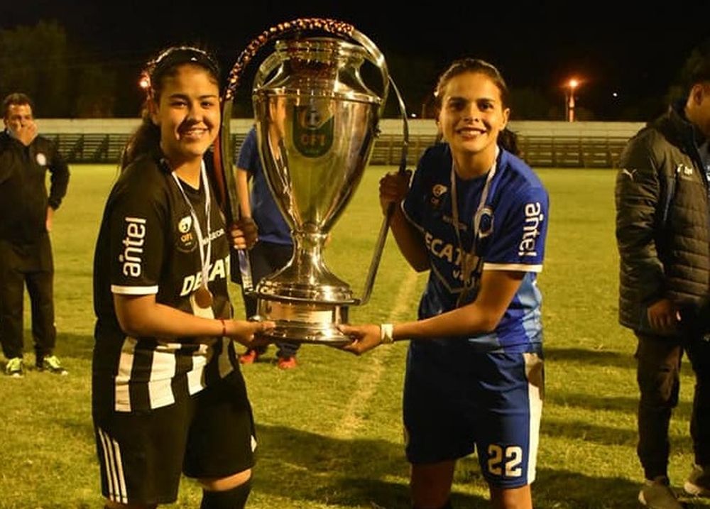 Martha Figueredo celebra su título de OFI junto a Natalia Romer, compañera de Arachanas