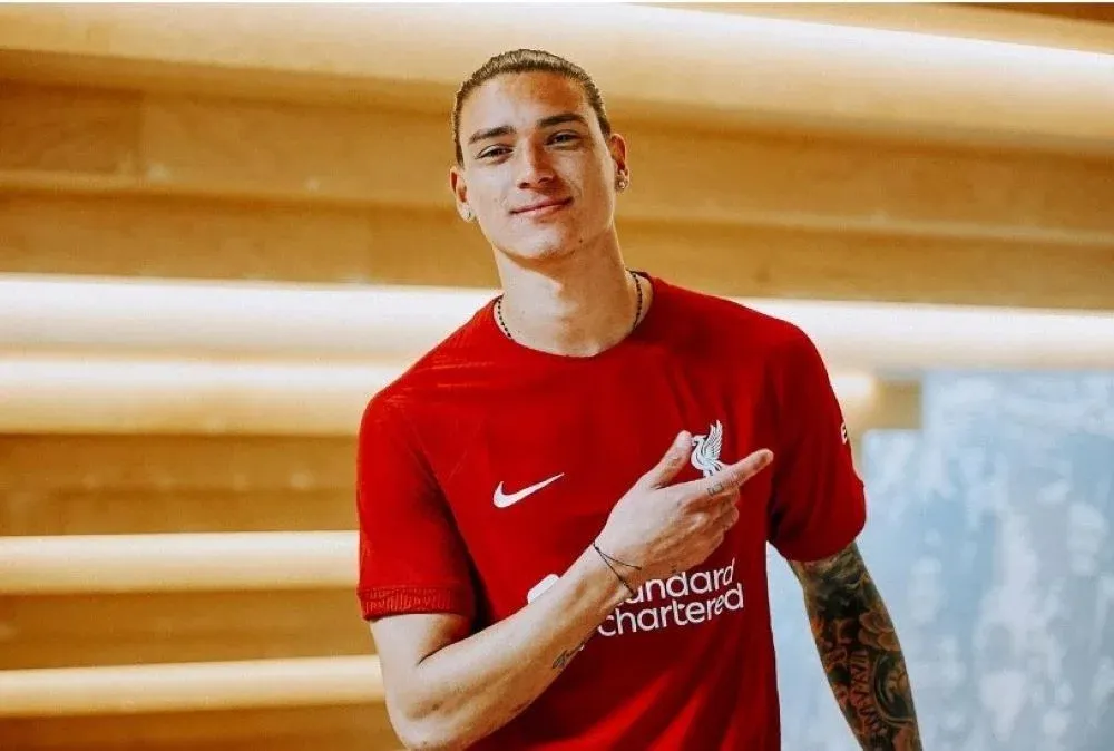 Darwin Núñez estuvo gran parte del día en las instalaciones de Liverpool y se tomó varias fotografías