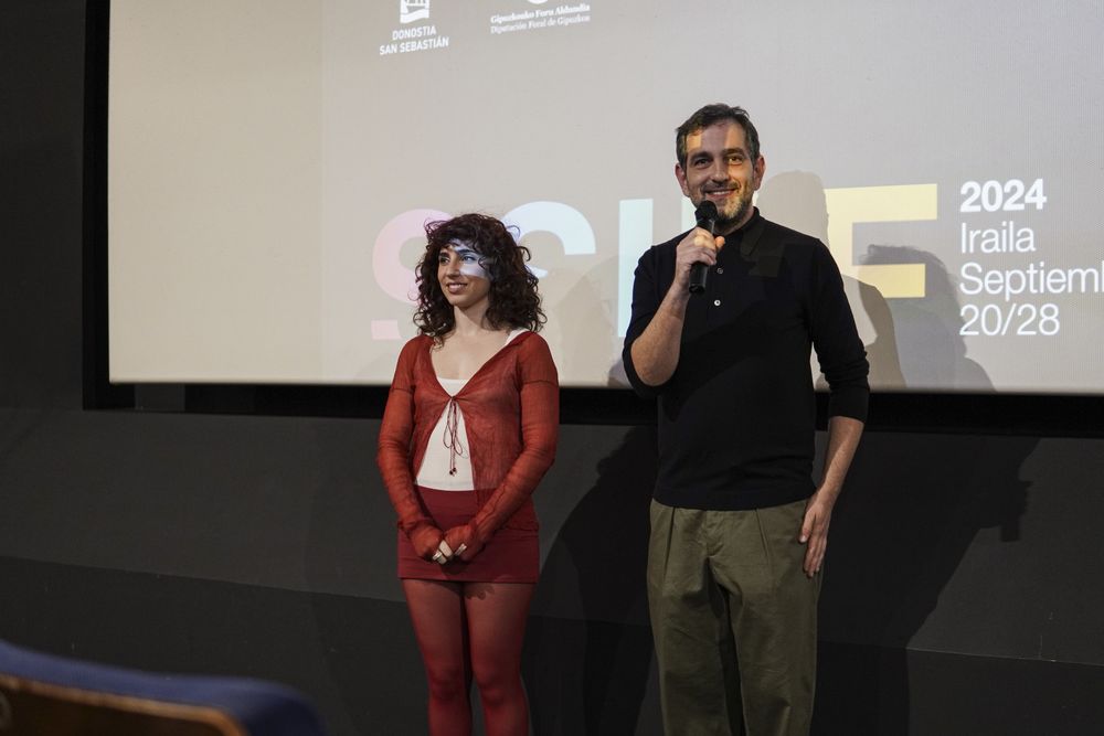 Nicolas Gil Lavedra y Zoe Hochbaum presentando Traslados.