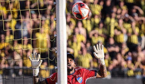 Luis Mejía de Nacional mira la pelota que dio en el palo tras un tiro libre de Leonardo Fernández de Peñarol en la final de la Liga AUF Uruguaya
