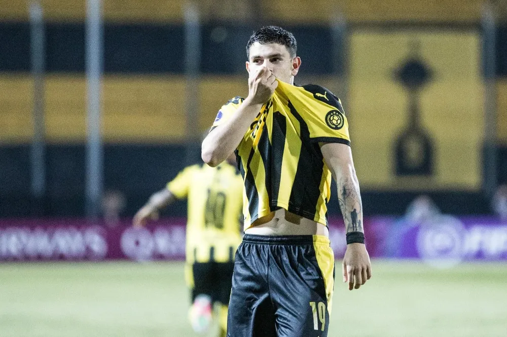 Agustín Álvarez Martínez celebra uno de sus goles ante Cerro Largo