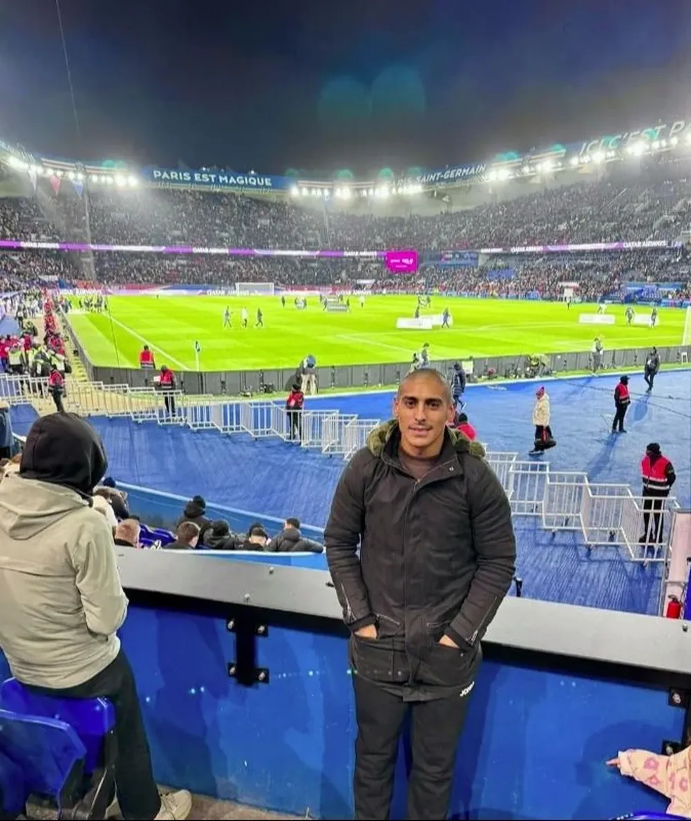 Diego Zabala viendo a PSG en París