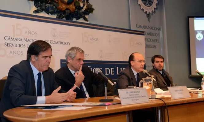 Expositores en evento sobre Consejos de Salarios en la Cámara de Comercio