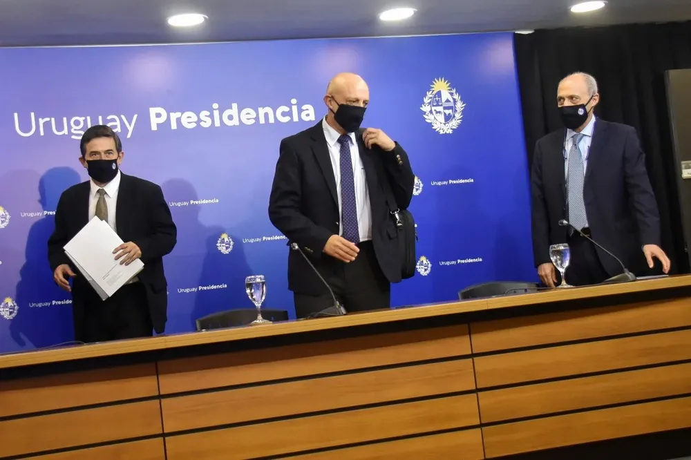 Fernando Paganini, Rafael Radi y Henry Cohen, integrantes del comité de científicos que asesora al gobierno