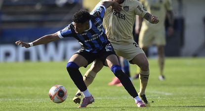 Kevin Amaro de Liverpool marca a Eric Remedi de Peñarol por el Torneo Clausura