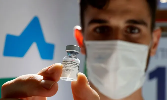 Trabajador de la salud prepara una dosis de la vacuna de Pfizer en un hospital de Israel