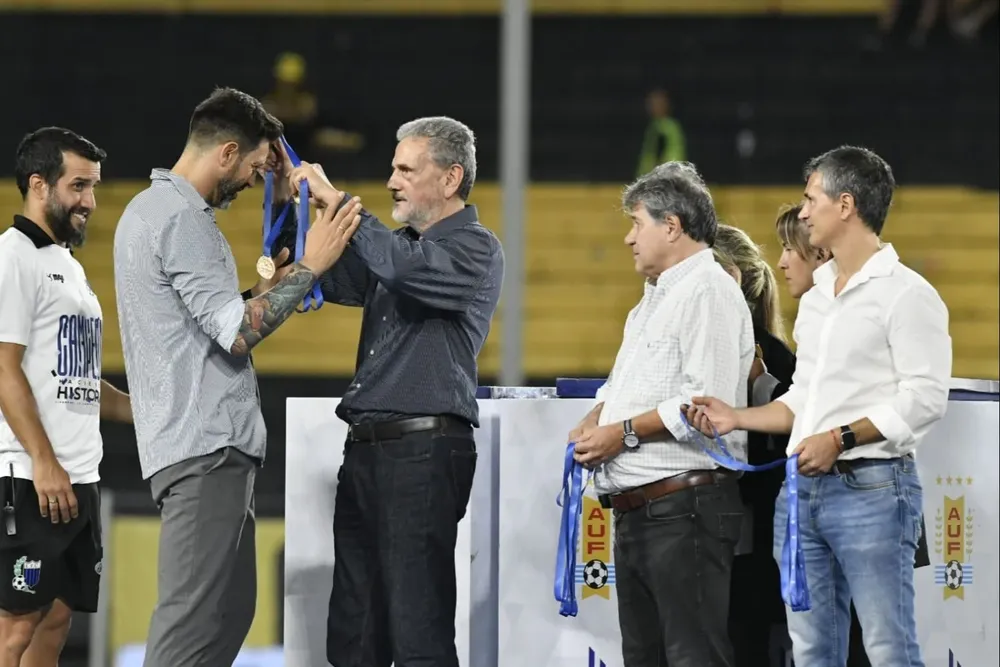 Jorge Bava recibe la medalla de campe&oacute;n del Campeonato Uruguayo 2023 de las manos del presidente de Liverpool, Jos&eacute; Luis Palma