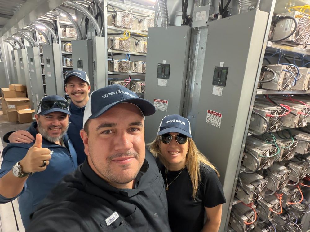 Los co-fundadores de BigSur Energy Ariel Perelman y Bernardo Cabral Nonna en un data center de Bitcoin mining