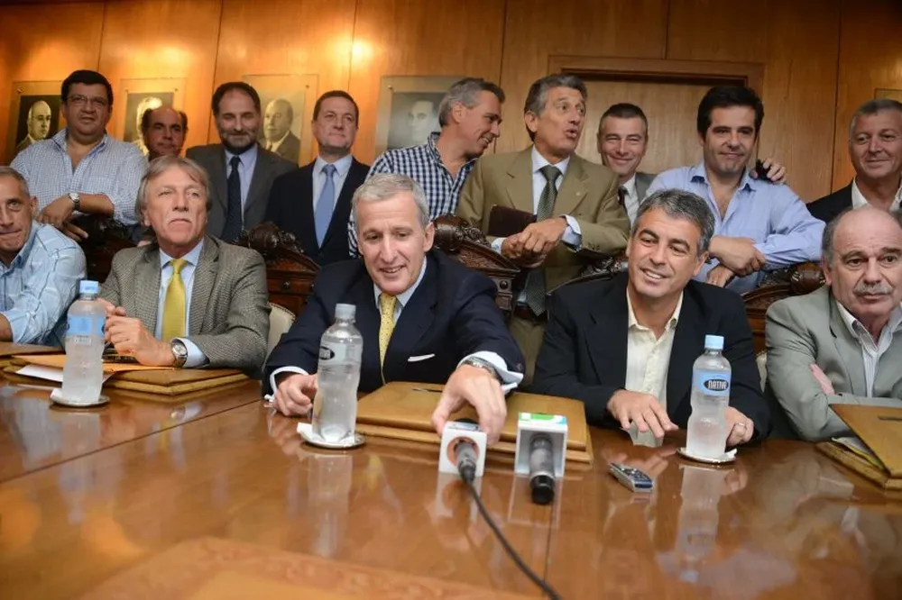 Bengoechea en el día de su presentación; ninguno de los que salen en la foto fue a despedirlo.