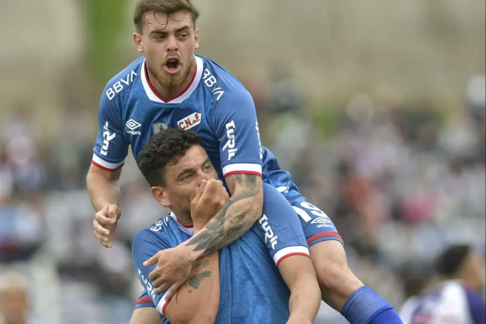 Maximiliano Cantera celebra su gol para Nacional ante Fénix, junto a Alfonso Trezza