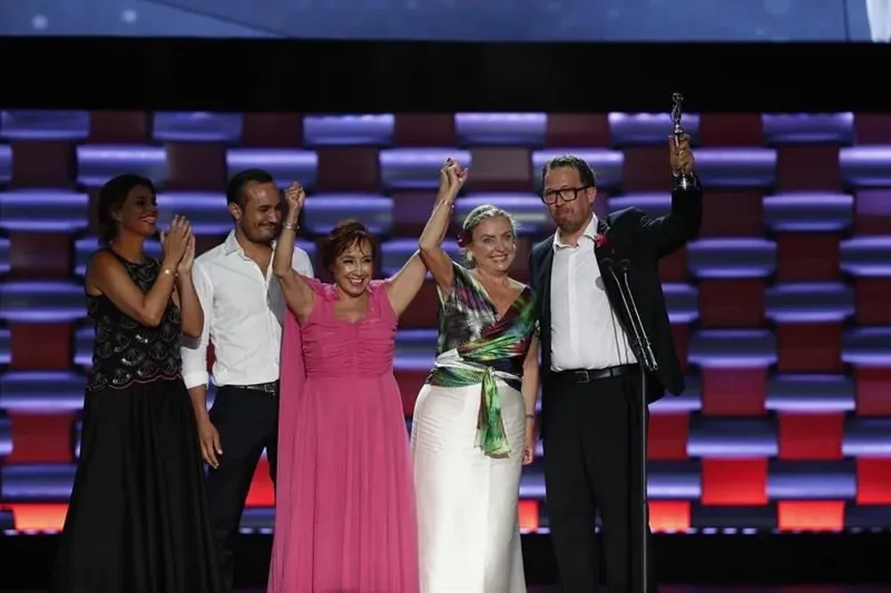 La productoraa uruguaya Agustina Chiarino (izquierda) festeja junto al elenco de Las Herederas