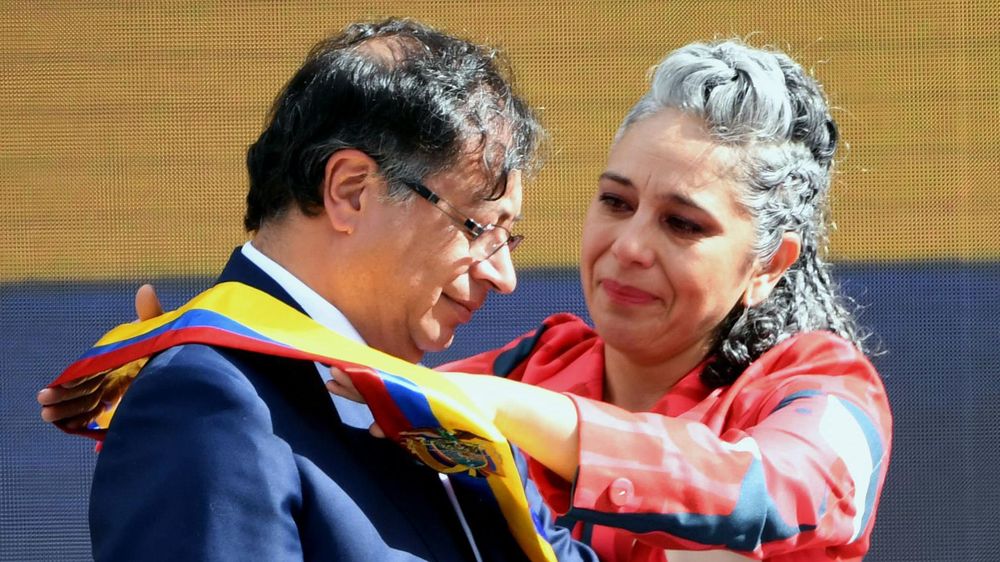 Momento en que María José Pizarro pone la banda presidencial sobre Gustavo Petro el 7 de agosto de 2022.