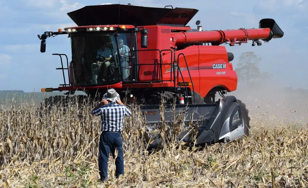 El productor y la foto inesperada, el presidente de la República cosechando maíz.