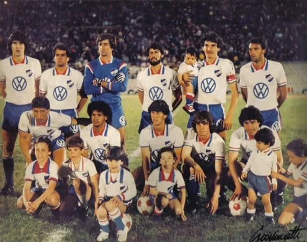 Parados: Ostolaza, Villazán, Alles, Aguiar, Cardaccio y Barrios; abajo, Silvera, Pintos Saldanha, Olivera, Petraccaro y Carrasco