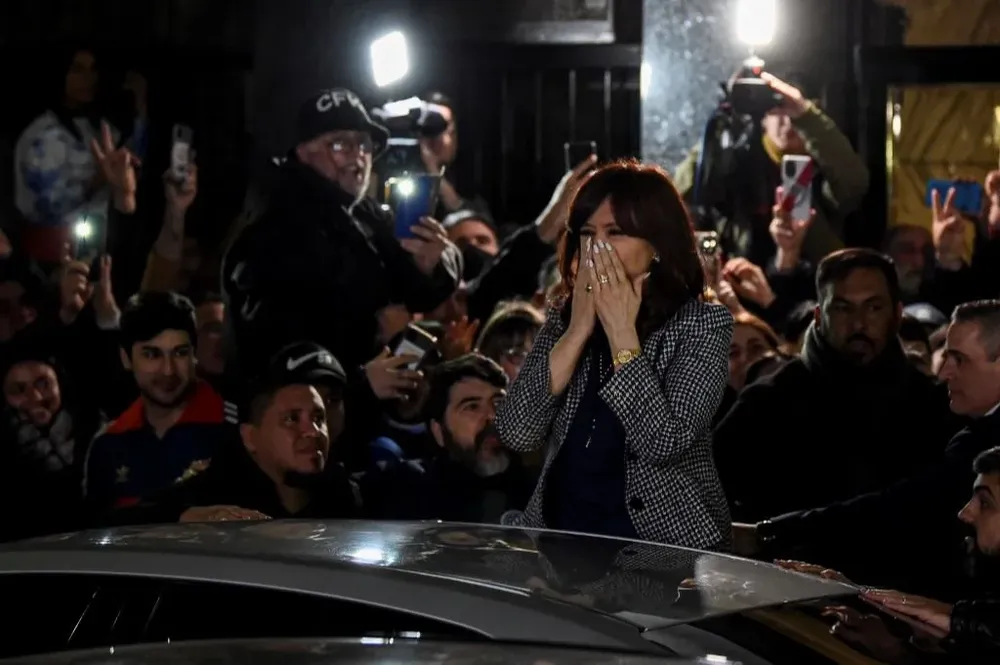La vicepresidenta en la puerta de su casa, en Recoleta