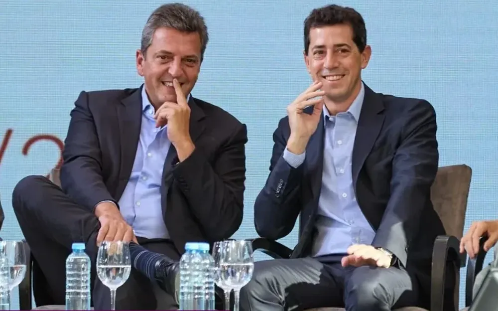 El precandidato presidencial Sergio Massa y el ministro del Interior Eduardo Wado de Pedro
