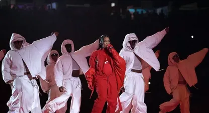 rihanna conquista el super bowl con una acrobatica actuacion