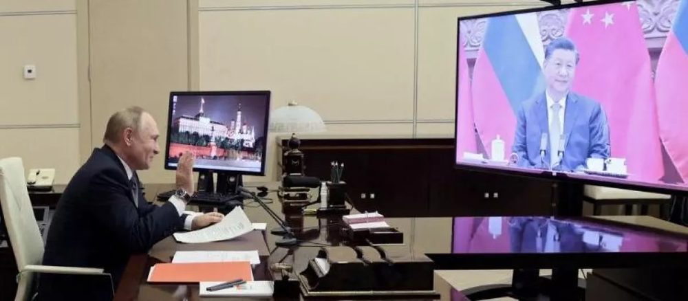 Vladimir Putin dialoga con Xi Xinping, líder del régimen chino.