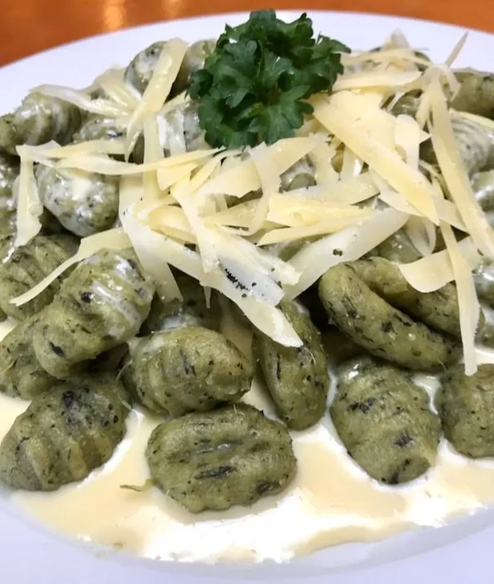 Ñoquis de espinaca con salsa cuatro quesos, por Federico González