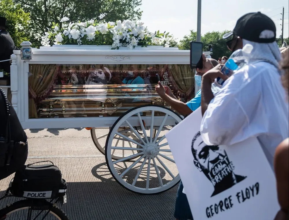 El ataúd de George Floyd fue transportado por un carruaje