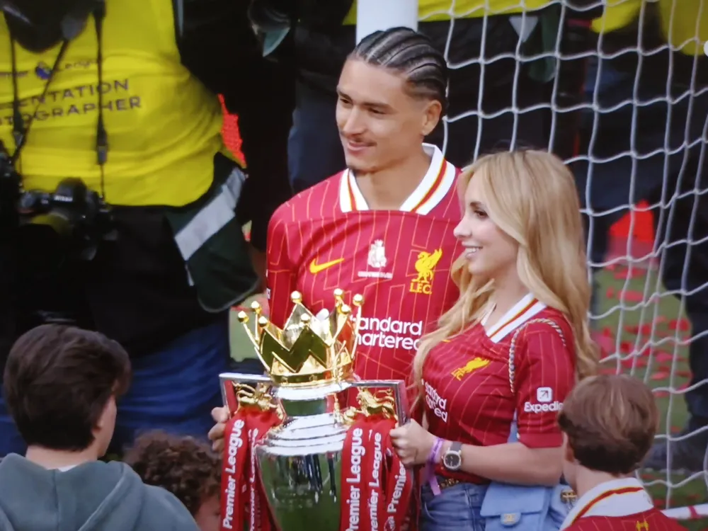 Darwin Núñez junto a su esposa con el trofeo de la Premier League ganado con Liverpool