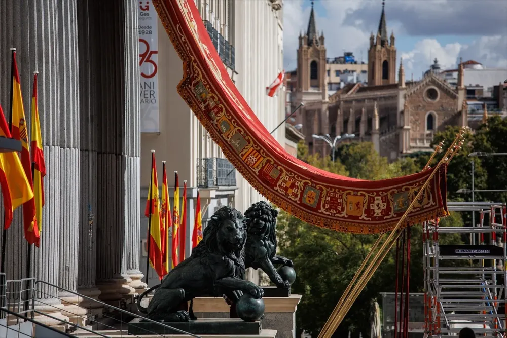 Colocación del baldaquino, el dosel de gala que se utiliza cuando los Reyes visitan el Congreso de los Diputados.