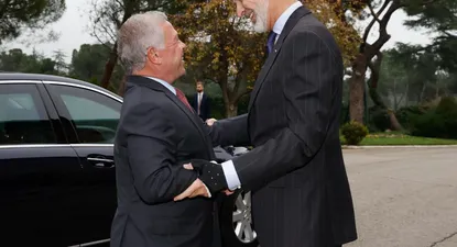 El rey Felipe VI (d) recibe a Abdalá II de Jordania este martes, en el Palacio de la Zarzuela, en Madrid.