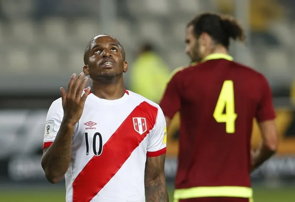 Jefferson Farfán tiene un pie afuera del partido ante Uruguay