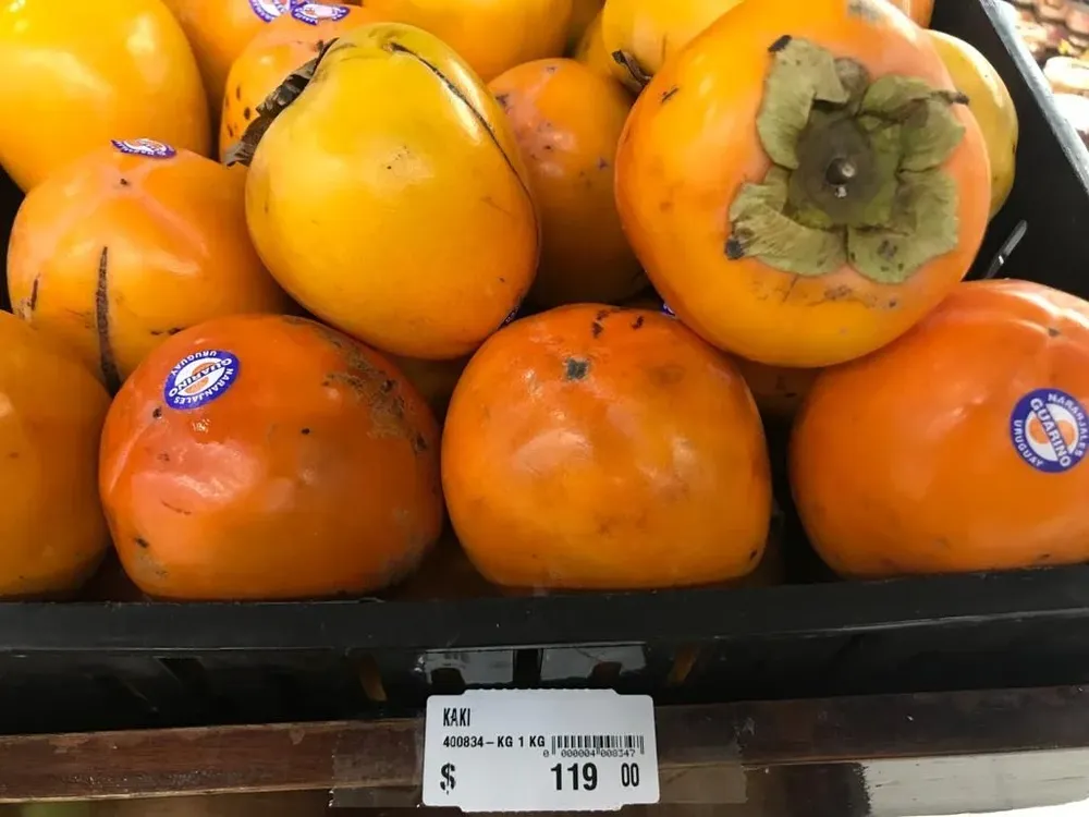 Caquí en góndolas de supermercados, este fin de semana.