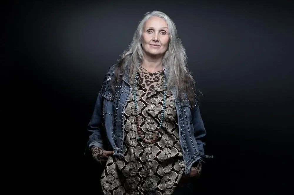 Caroline milita por la diversidad corporal y la representación de mujeres mayores de 50