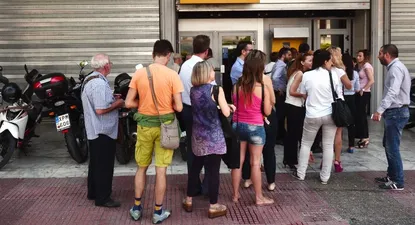 Una postal que se repite en Atenas: las filas afuera de los cajeros automáticos