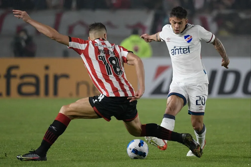 Fabián Noguera, de Estudiantes, defiende contra Nacional en la Libertadores; en este 2023 lucirá la blusa tricolor