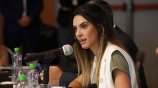 Echan a la subsecretaria de Turismo por irse de vacaciones al exterior sin autorización