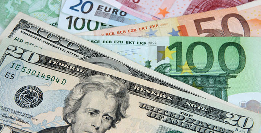 El euro supera al dólar en plena tensión entre Europa y EE.UU.