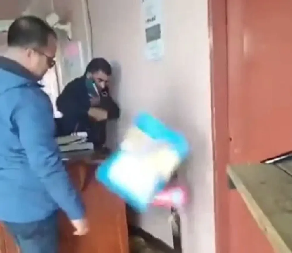 El alcalde tirando los documentos cuando se le comunicó la decisión