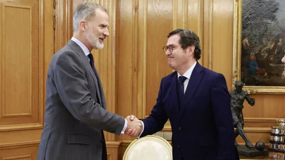 El rey Felipe VI con el presidente de CEOE, Antonio Garamendi