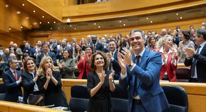 La vicepresidenta primera y ministra de Hacienda, María Jesús Montero y el presidente del Gobierno, Pedro Sánchez, durante el pleno del Congreso de los Diputados,